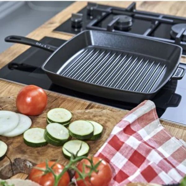 Chảo nướng vuông Staub 26cm - Màu đen  Thịt được nướng bằng chảo Staub có hương vị tuyệt hảo.