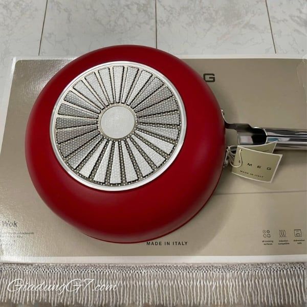 Chảo sâu lòng Smeg 28cm CKFD2811RDM từ bộ sưu tập phong cách thập niên 50 của Smeg kết hợp thiết kế tuyệt vời với vật liệu chất lượng cao