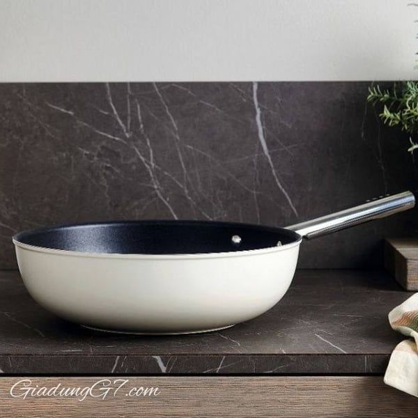 Chảo sâu lòng Smeg CKFW3001CRM 30cm màu kem&nbsp;Lớp phủ chống dính, thân nhôm, đế được cấp bằng sáng chế