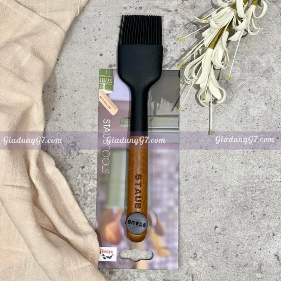 Chổi quét dầu Staub silicone này là lựa chọn hoàn hảo để phết đều lớp men lên bánh ngọt hoặc phết nước sốt lên các món thịt, cá