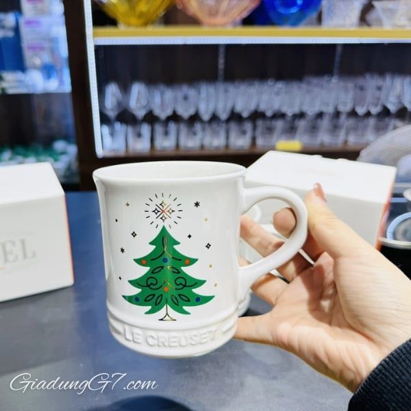 Cốc sứ Le Creuset 400ml họa tiết cây thông -&nbsp;Le Creuset mang đến nét quyến rũ kỳ diệu của mùa lễ hội mùa đông