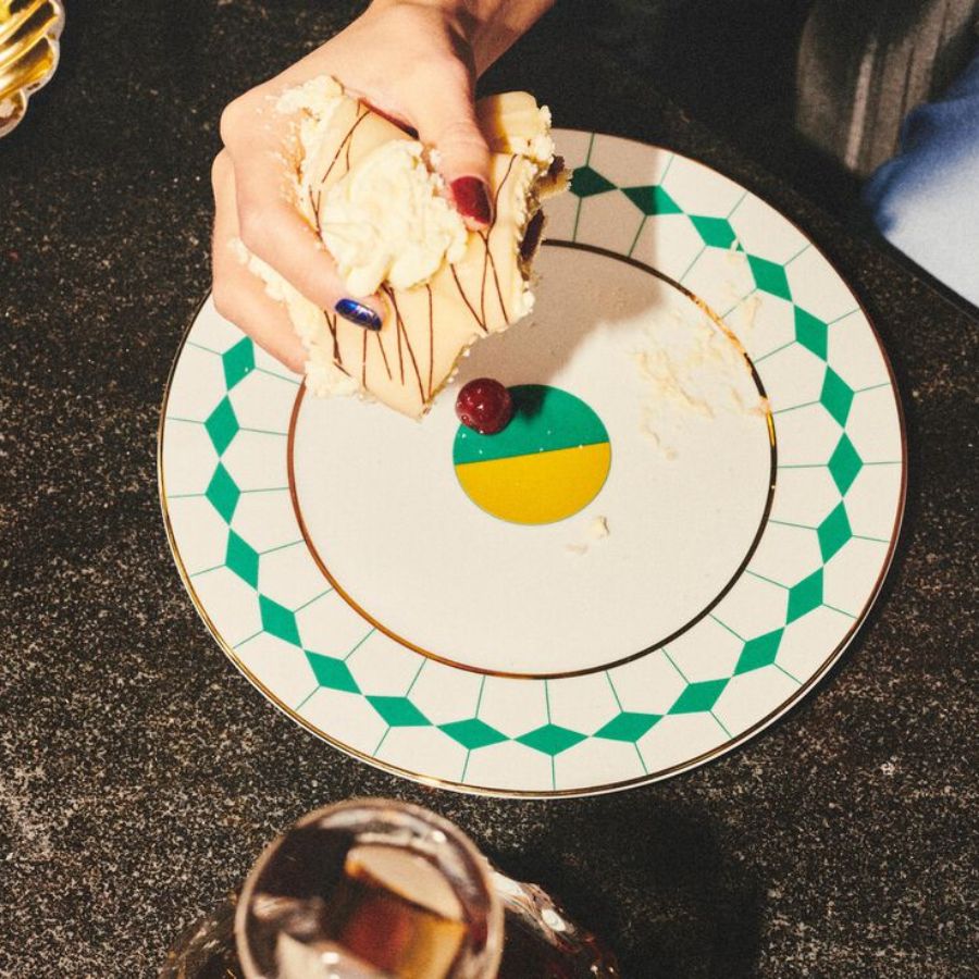 Set 2 đĩa sứ Ponta Dessert Reflections Copenhagen 23cm&nbsp;Sắc xanh lá dịu nhẹ, vàng nắng và xám tinh tế, được điểm xuyết bằng những nét vàng kim ấm áp.