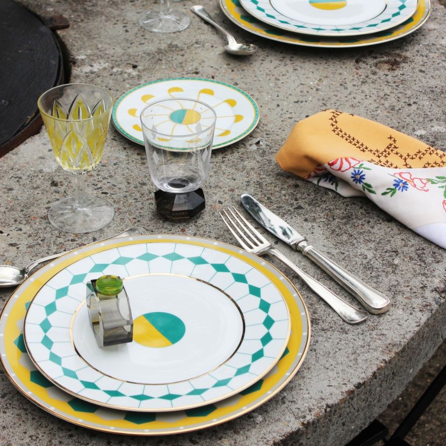 Set 2 đĩa sứ Ponta Dessert Reflections Copenhagen 23cm&nbsp;Sắc xanh lá dịu nhẹ, vàng nắng và xám tinh tế, được điểm xuyết bằng những nét vàng kim ấm áp.