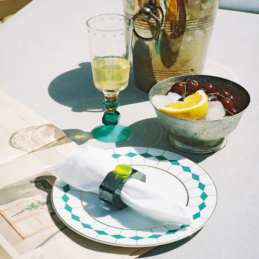 Set 2 đĩa sứ Ponta Dessert Reflections Copenhagen 23cm&nbsp;Sắc xanh lá dịu nhẹ, vàng nắng và xám tinh tế, được điểm xuyết bằng những nét vàng kim ấm áp.