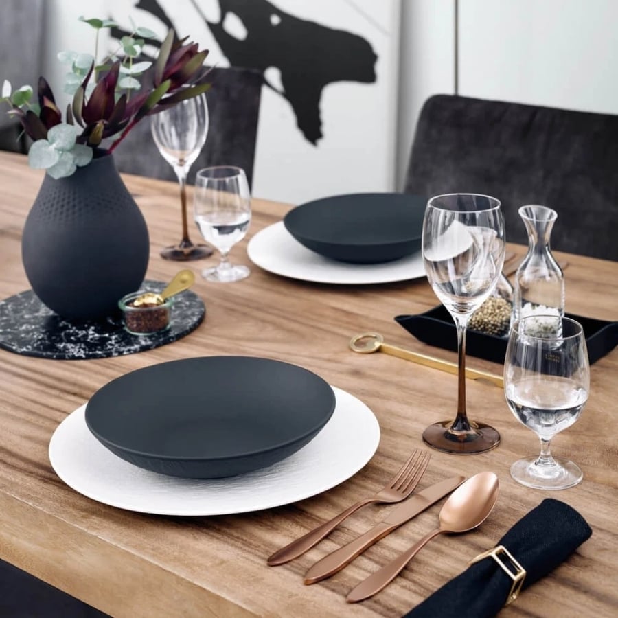 Đĩa Villeroy & Boch 24cm Manufacture Rock flache Schale Với thiết kế màu xám đá phiến, nó hoàn toàn phù hợp với bộ đồ ăn hiện đại.