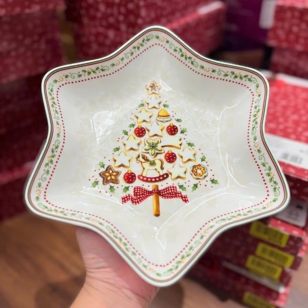 Đĩa Villeroy & Boch Winter Bakery Delight Star 24cm chất liệu gốm sứ hình ngôi sao dùng để đựng các món ngọt Giáng sinh