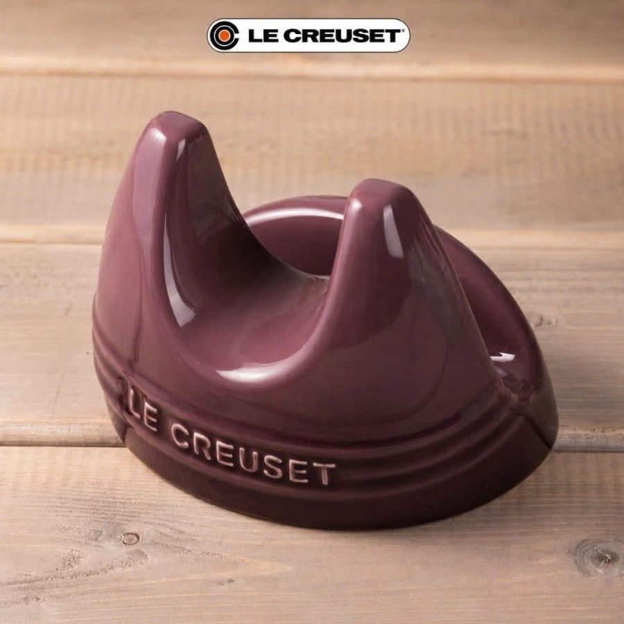 Gác vung Le Creuset bằng gốm tiện dụng này sẽ giữ cho nắp nồi và chảo của bạn luôn ở đúng vị trí khi không sử dụng.