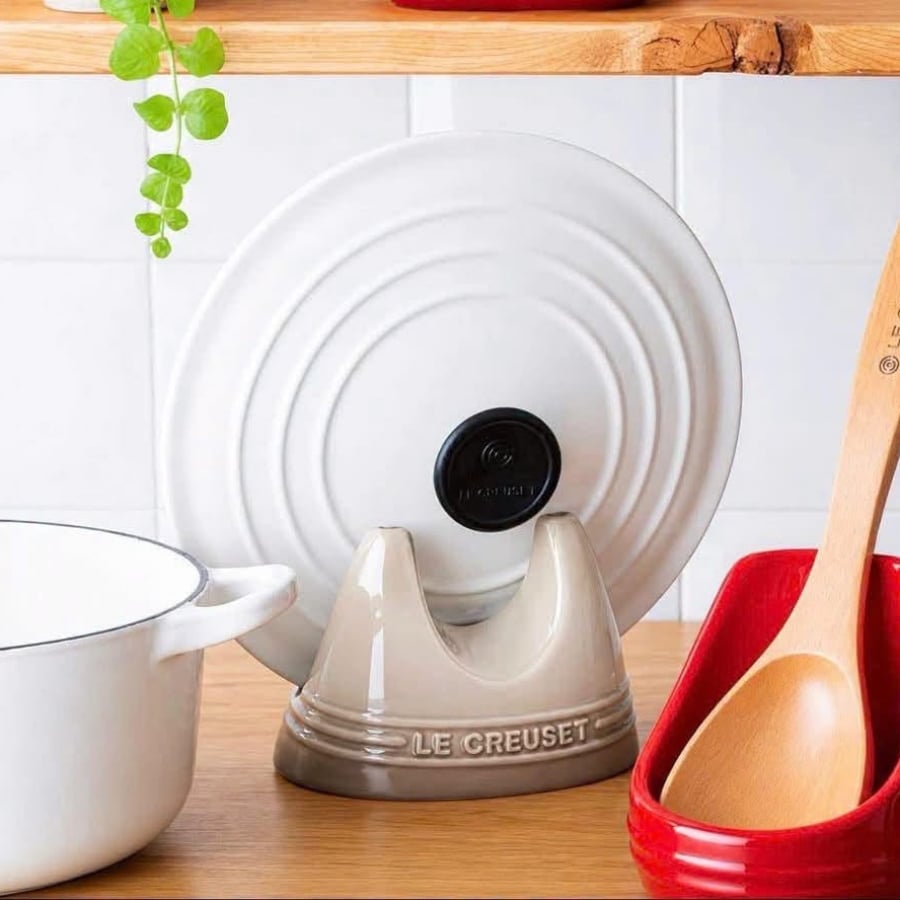 Gác vung Le Creuset bằng gốm tiện dụng này sẽ giữ cho nắp nồi và chảo của bạn luôn ở đúng vị trí khi không sử dụng.