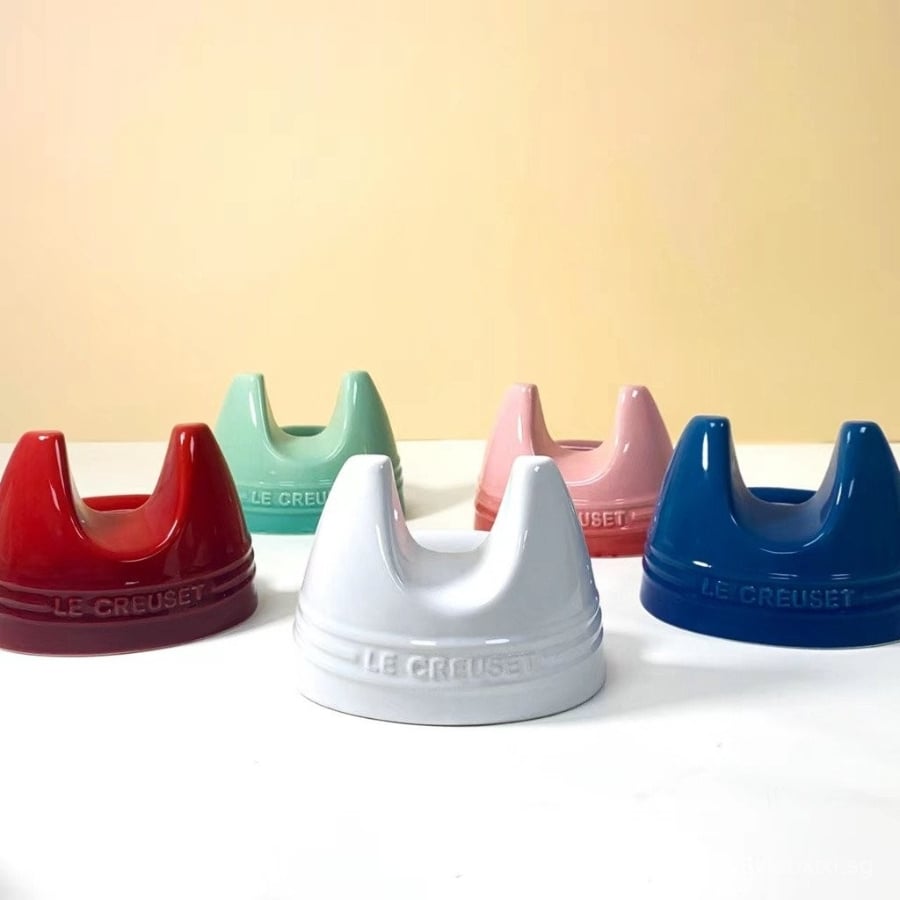 Gác vung Le Creuset bằng gốm tiện dụng này sẽ giữ cho nắp nồi và chảo của bạn luôn ở đúng vị trí khi không sử dụng.