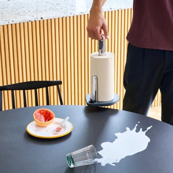 Giá đựng giấy Joseph Joseph 013047 Holder cao cấp này có đế nặng và tay cầm lò xo giúp sử dụng bằng một tay