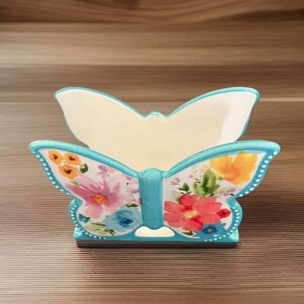 Mang đến cảm giác tươi mát của những bông hoa mùa xuân và những chú bướm bay lượn ngay trên bàn ăn của bạn với Giá đựng khăn ăn hình bướm The Pioneer Woman bằng gốm sứ.