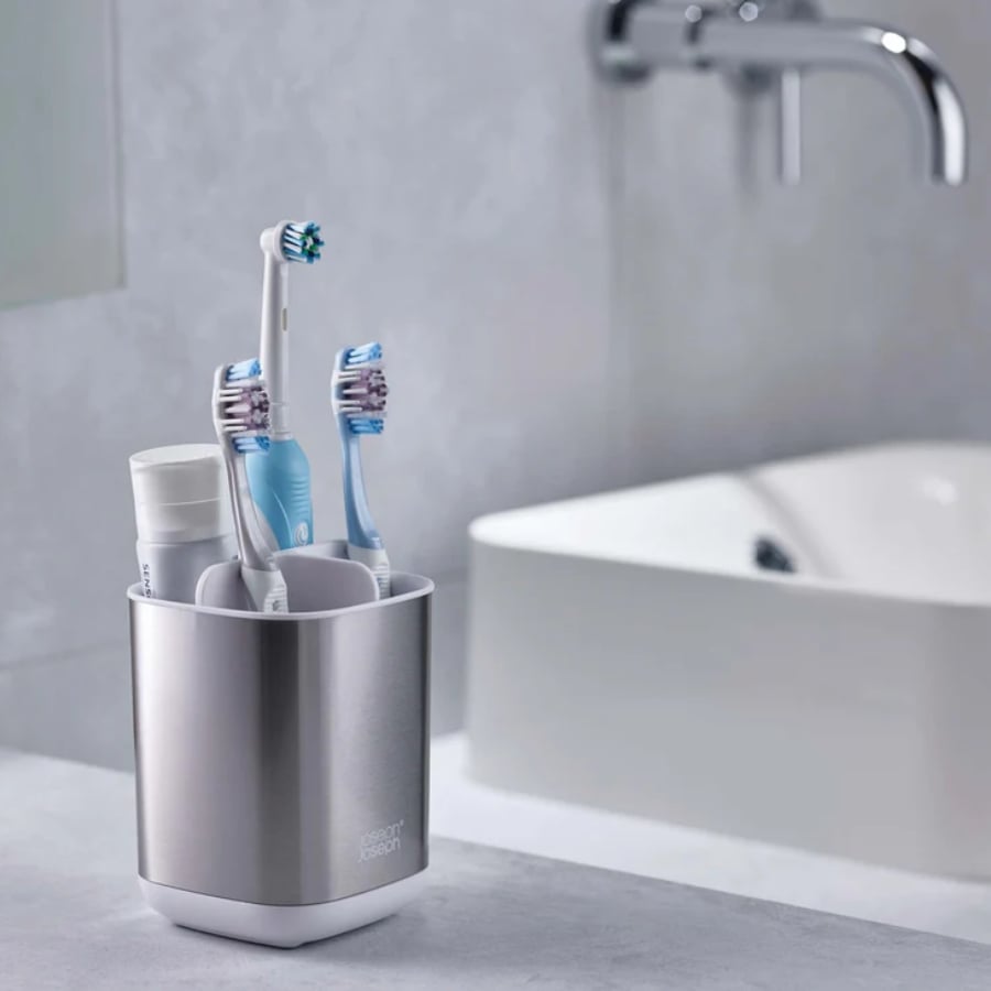 Hộp đựng bàn chải đánh răng Joseph Joseph EasyStore Steel 70530 có thiết kế thông minh với nhiều ngăn khác nhau, cho phép bạn sắp xếp các vật dụng chăm sóc răng miệng một cách dễ dàng và ngăn nắp