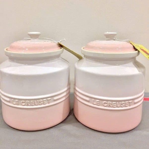 Hũ đựng Le Creuset Meringue 2.4L Được làm từ đất sét chuyên dụng và nung ở nhiệt độ cao nhất