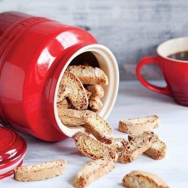 Hũ đựng Le Creuset Meringue 2.4L Được làm từ đất sét chuyên dụng và nung ở nhiệt độ cao nhất