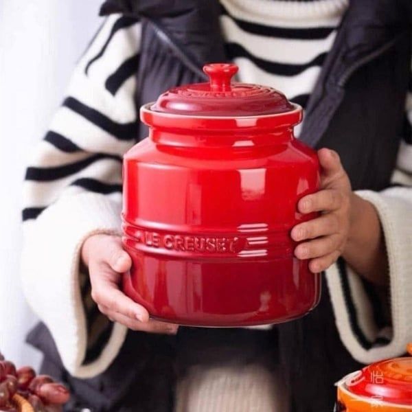 Hũ đựng Le Creuset Meringue 2.4L Được làm từ đất sét chuyên dụng và nung ở nhiệt độ cao nhất