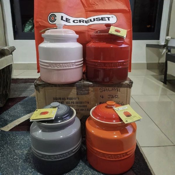 Hũ đựng Le Creuset Meringue 2.4L đựng bánh kẹo, dưa muối -&nbsp;Hũ đựng bánh quy bằng gốm sứ Le Creuset là sự bổ sung hoàn hảo cho căn bếp của bạn.