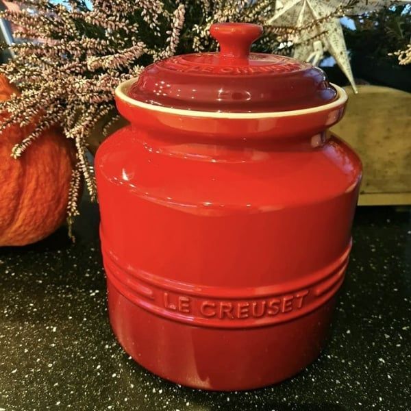 Hũ đựng Le Creuset Meringue 2.4L Được làm từ đất sét chuyên dụng và nung ở nhiệt độ cao nhất