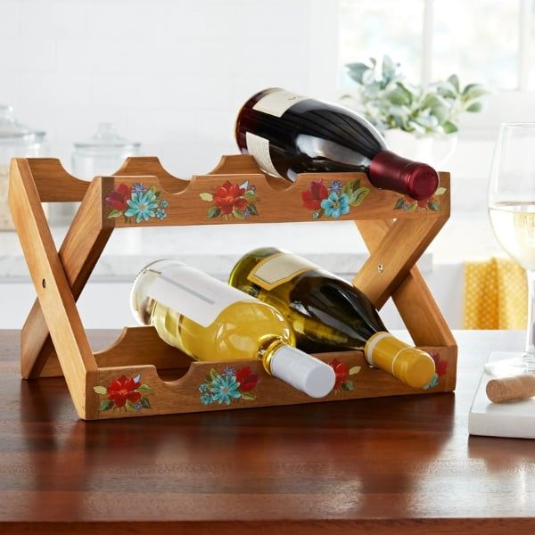 Kệ đựng rượu vang The Pioneer Woman Spring Bouquet&nbsp;mang đến nét duyên dáng đồng quê và sự tiện lợi cho việc tiếp khách tại nhà