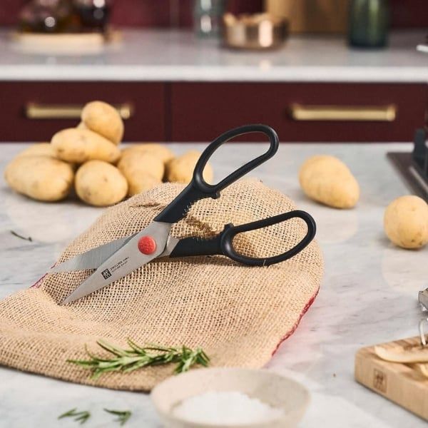 Kéo nhà bếp Zwilling Twin L 20.5cm Tay cầm bằng nhựa gia cường sợi thủy tinh có khả năng chống vỡ, cầm nắm thoải mái và nhẹ, dễ sử dụng.