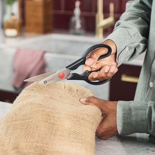 Kéo nhà bếp Zwilling Twin L 20.5cm Tay cầm bằng nhựa gia cường sợi thủy tinh có khả năng chống vỡ, cầm nắm thoải mái và nhẹ, dễ sử dụng.