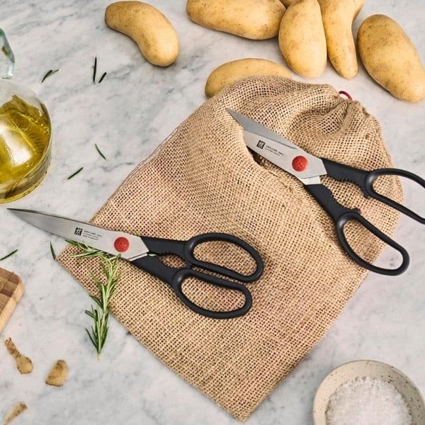 Kéo nhà bếp Zwilling Twin L 20.5cm - Kéo đa năng dòng TWIN L này có thể cắt nhiều loại vật liệu, từ giấy và bìa cứng đến vải và thảm.