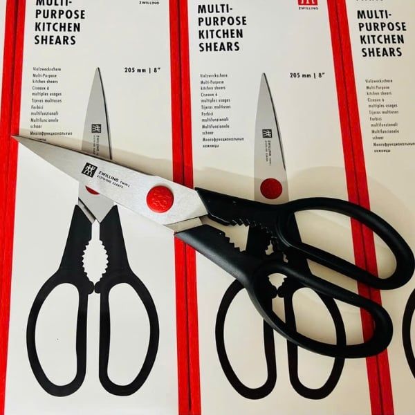 Kéo nhà bếp Zwilling Twin L 20.5cm Thiết kế tay cầm tiện dụng đảm bảo cầm nắm thoải mái, giảm mỏi tay khi sử dụng lâu dài