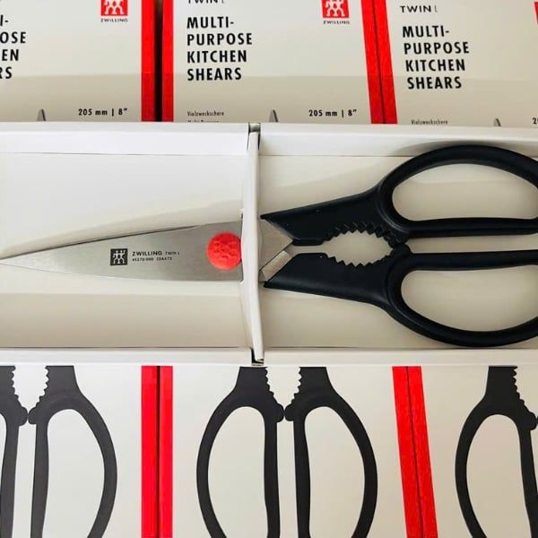 Kéo nhà bếp Zwilling Twin L 20.5cm Thiết kế tay cầm tiện dụng đảm bảo cầm nắm thoải mái, giảm mỏi tay khi sử dụng lâu dài