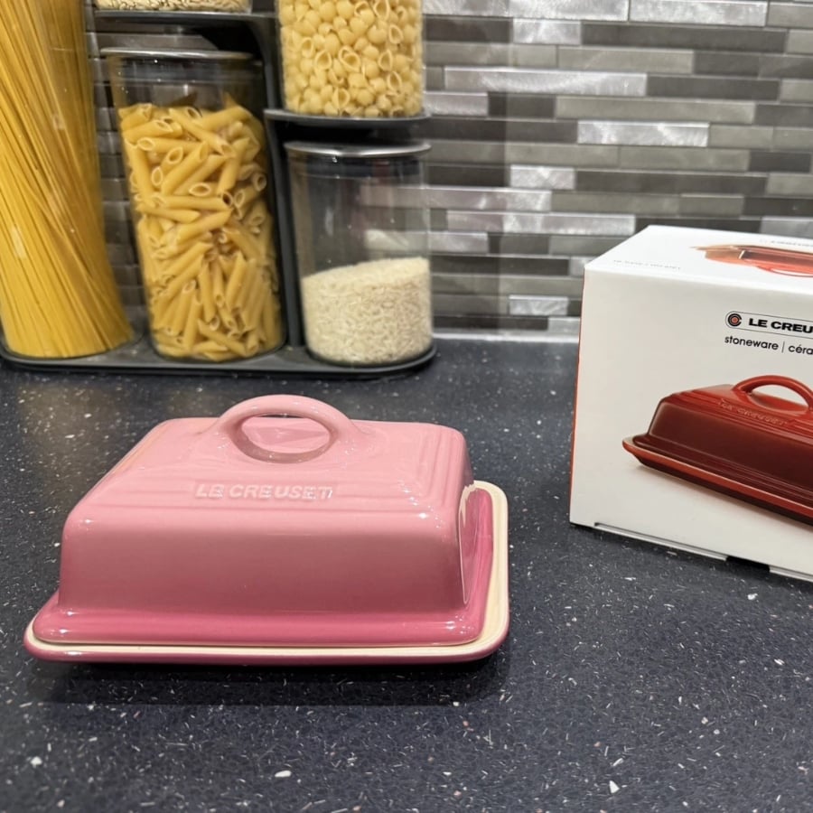 Khay đựng bơ Le Creuset có nắp Màu hồng berry bằng gốm sứ có thể sử dụng trong cả tủ lạnh và lò vi sóng