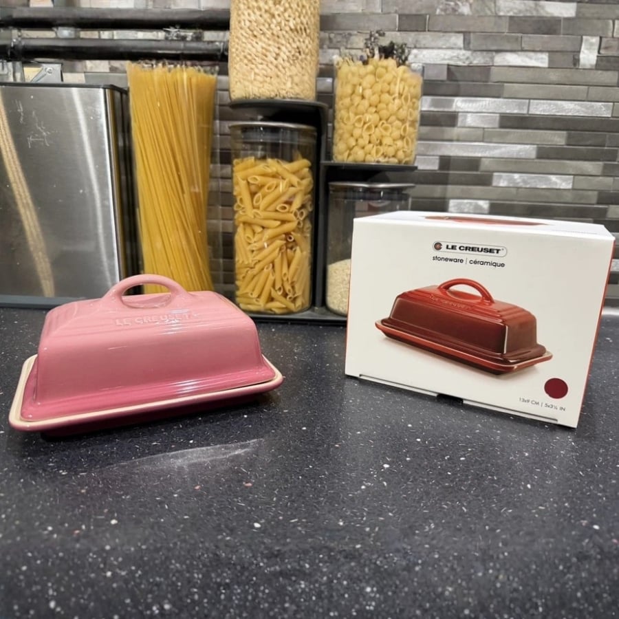 Khay đựng bơ Le Creuset có nắp Màu hồng berry bằng gốm sứ có thể sử dụng trong cả tủ lạnh và lò vi sóng
