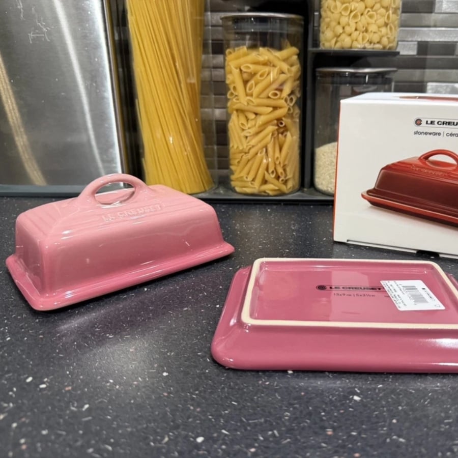 Khay đựng bơ Le Creuset có nắp Màu hồng berry bằng gốm sứ có thể sử dụng trong cả tủ lạnh và lò vi sóng