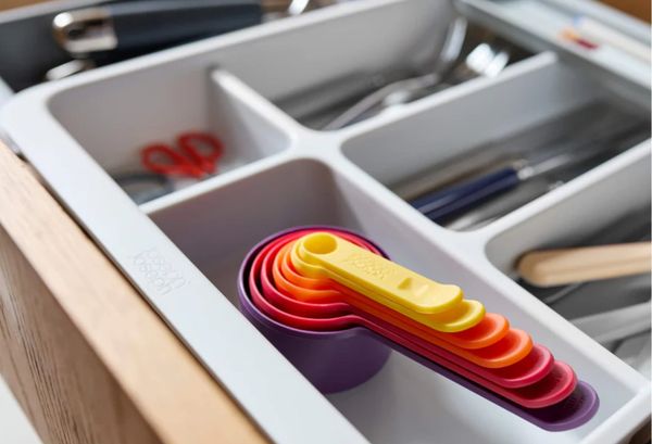 Khay đựng dụng cụ nhà bếp nới rộng Joseph Joseph 8500017&nbsp;- Hãy sắp xếp ngăn kéo nhà bếp của bạn gọn gàng hơn với hộp đựng dao kéo và dụng cụ nhà bếp thông minh có thể mở rộng này