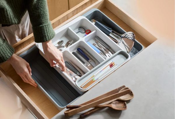 Khay đựng dụng cụ nhà bếp nới rộng Joseph Joseph 8500017&nbsp;- Hãy sắp xếp ngăn kéo nhà bếp của bạn gọn gàng hơn với hộp đựng dao kéo và dụng cụ nhà bếp thông minh có thể mở rộng này