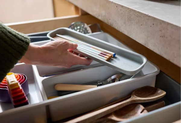 Khay đựng dụng cụ nhà bếp nới rộng Joseph Joseph 8500017&nbsp;- Hãy sắp xếp ngăn kéo nhà bếp của bạn gọn gàng hơn với hộp đựng dao kéo và dụng cụ nhà bếp thông minh có thể mở rộng này