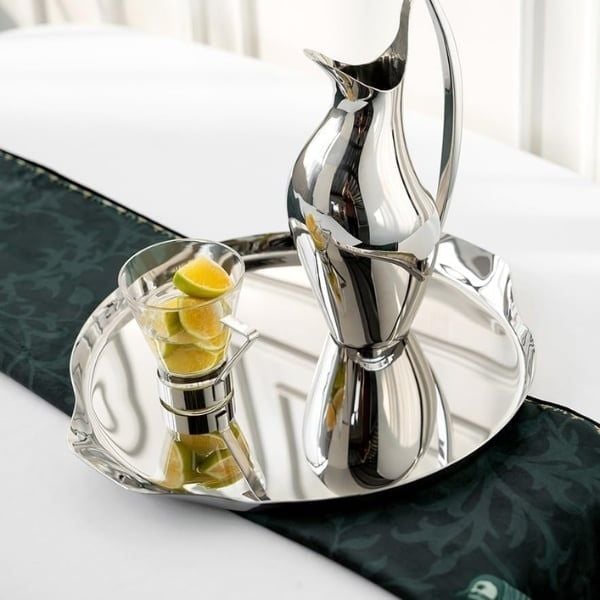 Khay Modern Oval 40 x 37.5cm thanh lịch và thiết kế được kết hợp hài hòa, thể hiện những đường nét đơn giản, trang nhã và cổ điển.