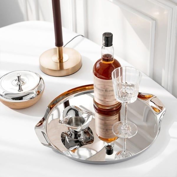 Khay Modern Oval 40 x 37.5cm thanh lịch và thiết kế được kết hợp hài hòa, thể hiện những đường nét đơn giản, trang nhã và cổ điển.
