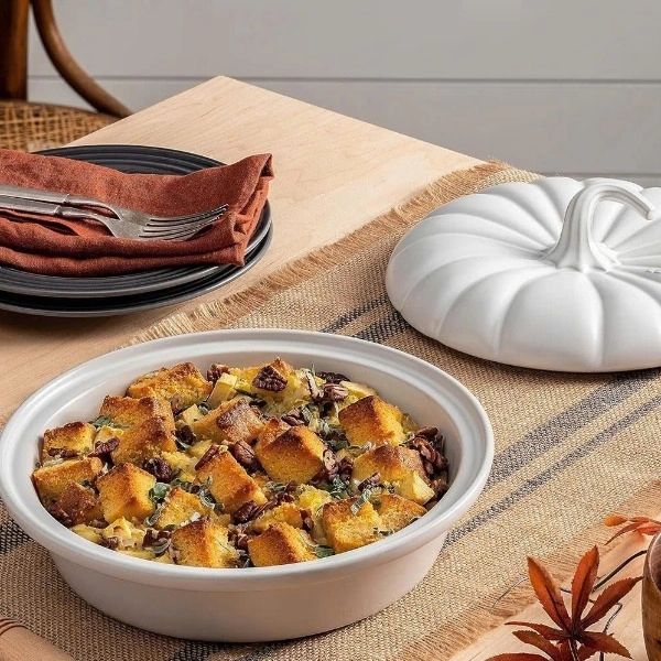 hay sứ bí ngô Le Creuset 23cm màu trắng&nbsp;&nbsp;là sự kết hợp giữa thiết kế nghệ thuật và hiệu năng vượt trội.