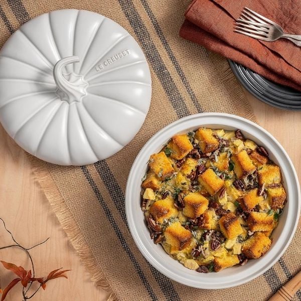 hay sứ bí ngô Le Creuset 23cm màu trắng&nbsp;&nbsp;là sự kết hợp giữa thiết kế nghệ thuật và hiệu năng vượt trội.