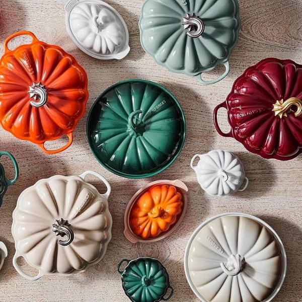 hay sứ bí ngô Le Creuset 23cm màu trắng Thiết kế hình bí ngô độc đáo, tạo điểm nhấn thẩm mỹ cho không gian bếp