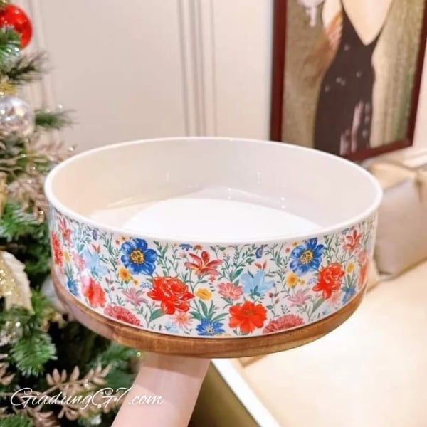 Khay sứ đế gỗ tròn xoay The Pioneer Woman Brilliant Blooms 32.5cm Nổi bật với họa tiết hoa đặc trưng của Ree