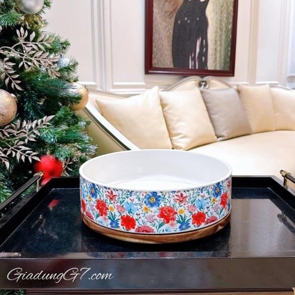 Khay sứ đế gỗ tròn xoay The Pioneer Woman Brilliant Blooms 32.5cm Nổi bật với họa tiết hoa đặc trưng của Ree