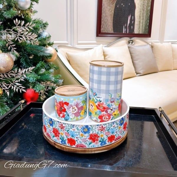 Giữ cho các đồ dùng thiết yếu trong nhà bếp của bạn được sắp xếp theo phong cách với Khay sứ đế gỗ tròn xoay The Pioneer Woman Brilliant Blooms 32.5cm.