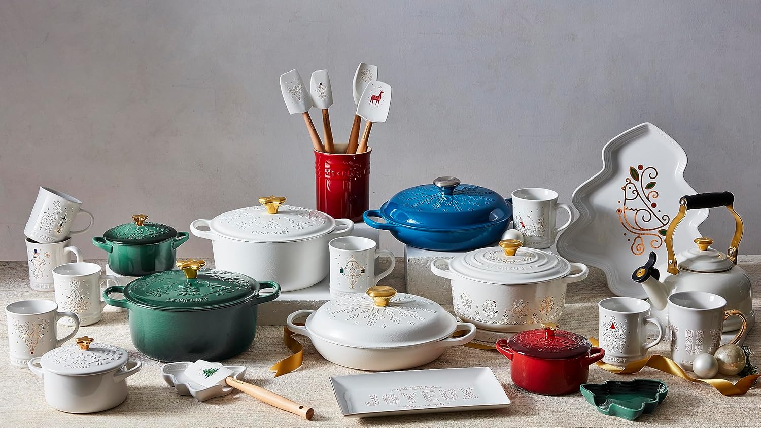 Nồi gang Le Creuset Noel được yêu thích nhờ thiết kế hoàn hảo và khả năng giữ nhiệt vượt trội, giữ nguyên độ ẩm và hương vị