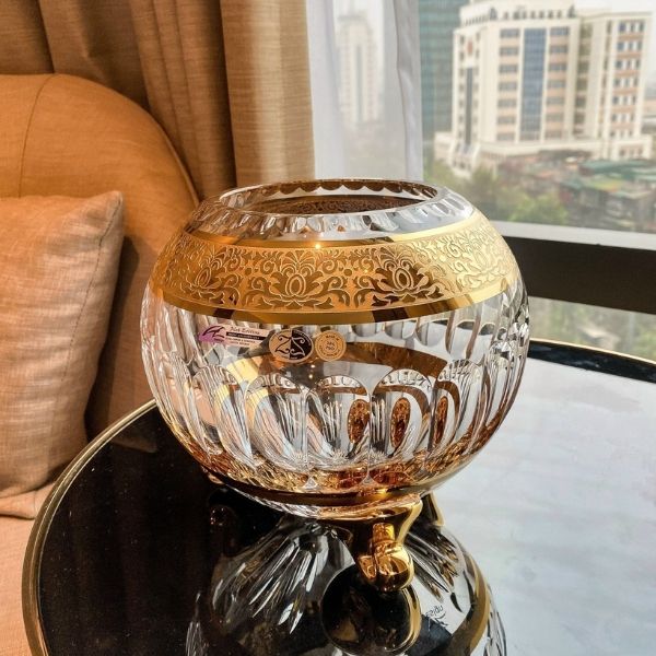 Lọ hoa khảm vàng Romantic 86011 20.5cm - Ales Zverina Chất liệu: Pha lê trong suốt cao cấp với bề mặt cắt tinh xảo tạo hiệu ứng ánh sáng lung linh
