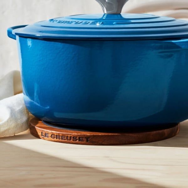 Lót nồi từ tính Le Creuset Acacia 20cm Miếng lót được tích hợp nam châm bên trong, giúp bám chắc vào đáy nồi/chảo kim loại.