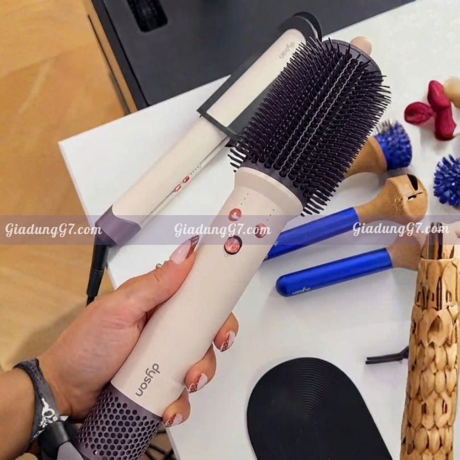 Lược tạo kiểu tóc Dyson Airsmooth Công nghệ lông bàn chải kép giúp giảm tình trạng tóc bị vướng và kiểm soát tóc xơ rối.