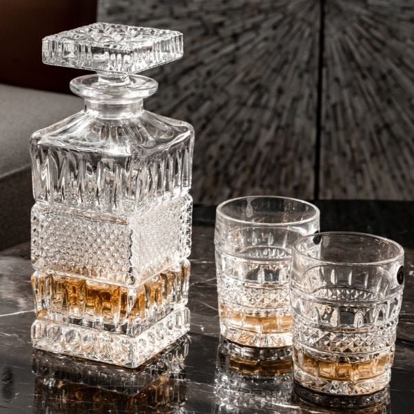 Một chiếc ly whisky thanh lịch với cảm giác cầm nắm tốt có thể nâng cao trải nghiệm thưởng thức rượu của chúng ta.