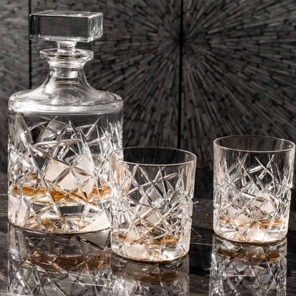 Chiếc ly uống whisky cổ điển với đế vững chắc và chất liệu pha lê nguyên chất mang lại cảm giác tuyệt vời khi cầm nắm.