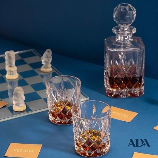 Ly uống whisky có thiết kế thẳng, miệng rộng, thích hợp để đựng đá tảng hoặc đá viên. Đế dày giúp ly có thể chứa cả những viên đá cứng dùng cho whisky.