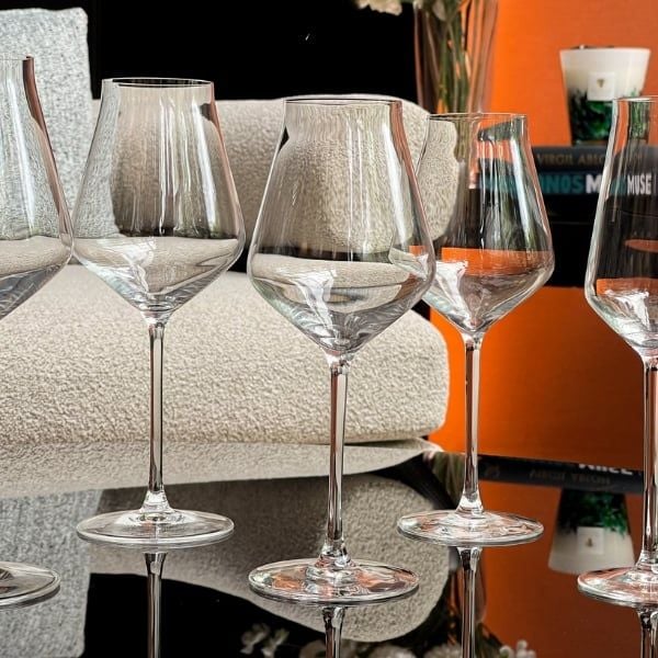 Những người sành rượu cho rằng lchiếc ly pha lê này thích hợp để uống rượu vang Merlot hoặc Cabernet Sauvignon.