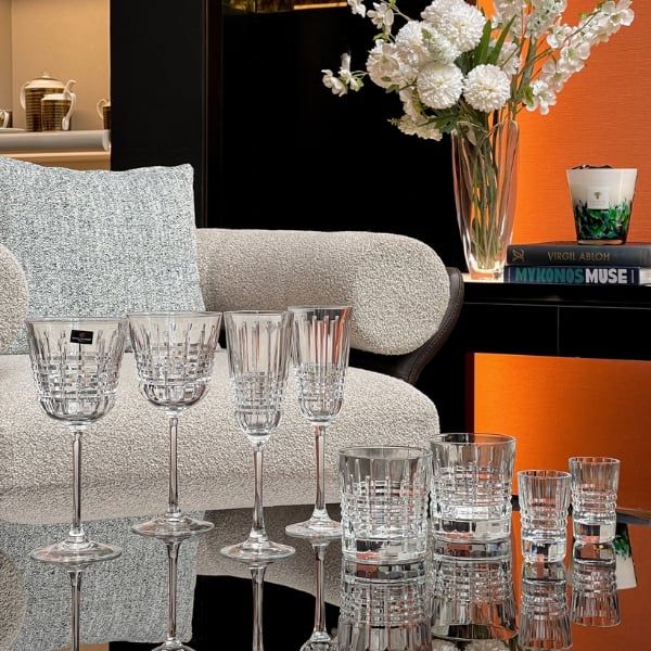 Nhờ chất liệu cấu tạo, ly rượu pha lê có độ trong suốt vượt trội so với ly rượu thủy tinh thông thường. Ngược lại, ly rượu thủy tinh thông thường thường có màu xám, vàng hoặc xanh lục.